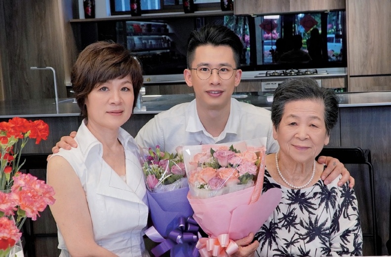 阿嬤第一次在台北過母親節。守護這兩位偉大女性的身體健康,是我的責任。采實文化出版提供