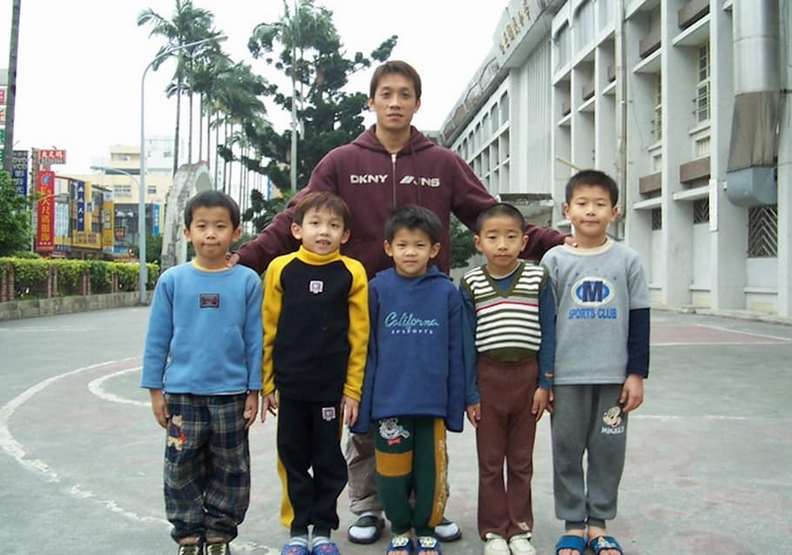 年輕的林育信(中)與兒時的李智凱(左1)。林育賢導演提供