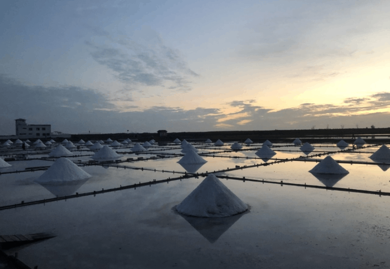 吳佳璇在徒步台灣時，經過台南井仔腳鹽田所見的美景。（吳佳璇提供）