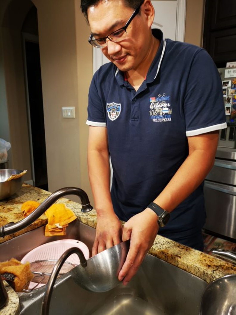 專家建議每天看電視最好要控制在兩小時內,而有機會就要多動,即使只是做家事都好。柯俊銘心理師提供