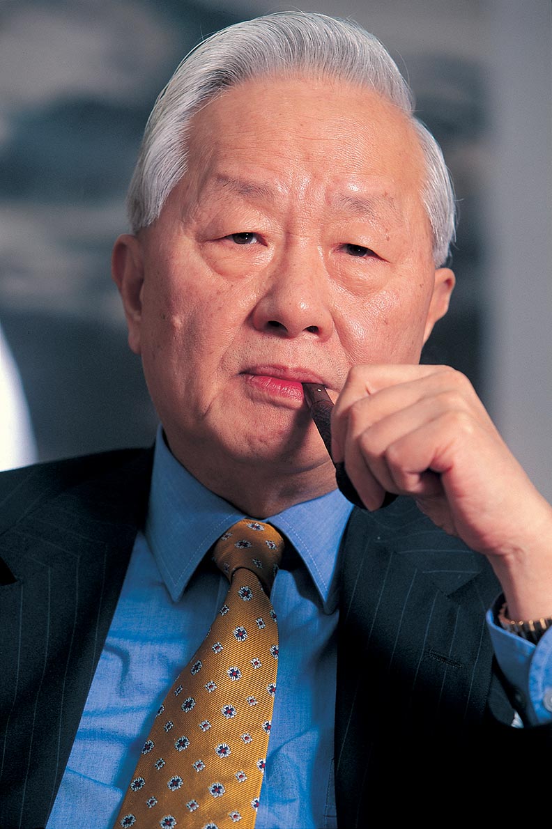 張忠謀苦思時，除了思想就是抽菸斗。