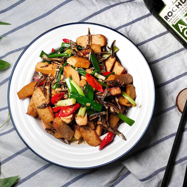 由你咖啡於疫情下設計新產品，將「辣炒丁香豆干」製成調理包販售。取自由你咖啡臉書