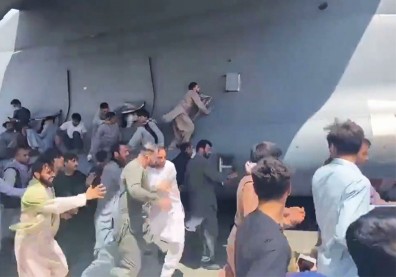 塔利班攻陷阿富汗有多絕望？人潮攀飛機、高空摔落畫面震撼全球