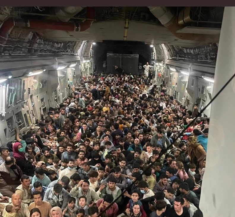 美國空軍C-17「全球霸王III」運輸機載著823人撤出阿富汗。當地人民爭相搭機逃離的畫面怵目驚心，震憾世人。圖片來自Steve Cortes推特