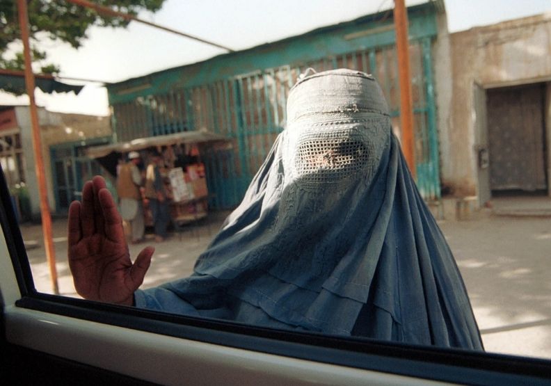 圖／穿著「波卡」的阿富汗女性。取自Lynsey Addario Instagram。 