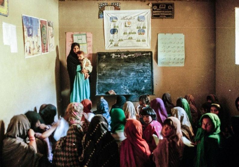 正在接受教育的阿富汗女童。取自Lynsey Addario Instagram。