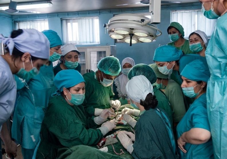 正在培訓成為醫生的阿富汗女性。取自Lynsey Addario Instagram。