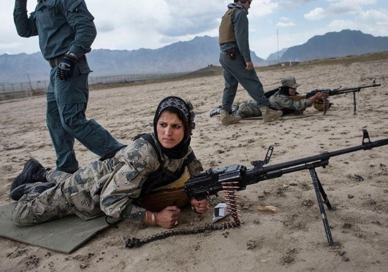 正在靶場練習的阿富汗女性。取自Lynsey Addario Instagram。