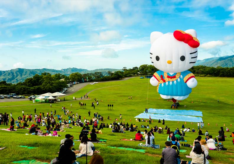 身穿布農族傳統服飾的Hello Kitty熱氣球，台東縣政府提供。