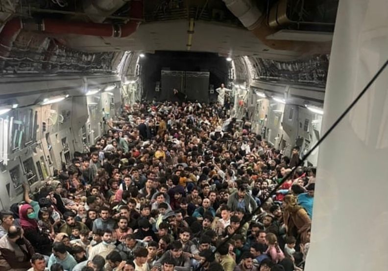 圖／15日，美國空軍C-17「全球霸王III」運輸機載著823人撤出阿富汗。儘管已超出正常載運量，機組員仍決定載著機上所有難民。取自Steve Cortes推特。