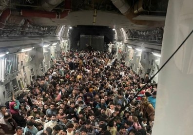 從飛機上摔落、忍痛拋嬰過網！阿富汗掀大逃亡潮，這國提出「史上最慷慨」難民計畫