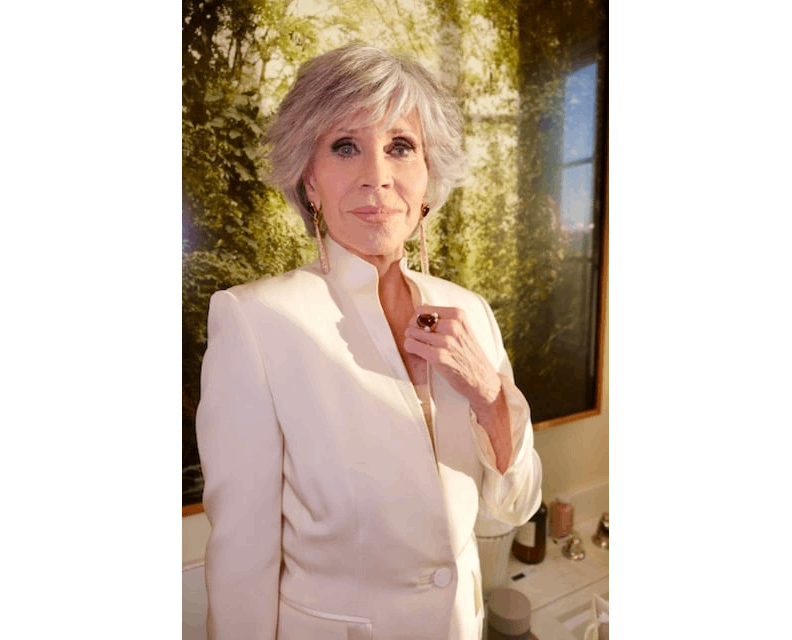 珍.芳達去年宣布不再染髮,並以白髮造型出席奧斯卡頒獎典禮。(Jane Fonda Facebook)