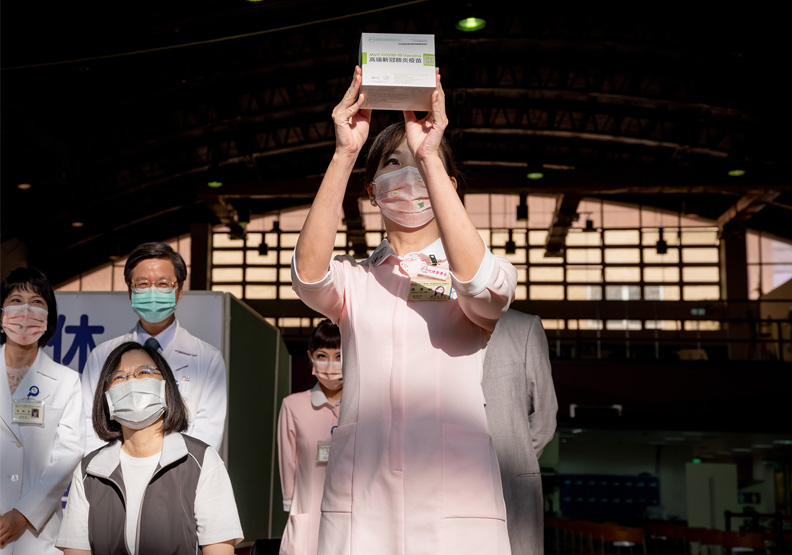 護理師向媒體展示高端疫苗。總統府提供