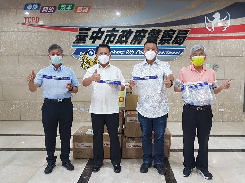 大台中不動產開發商業同業公會捐贈1200組防護面罩給第一線員警，由理事長王至亮(右2)、常務監事童瑞霖(左1)、常務理事林水龍(右1)一同前往並捐贈予台中市政府警察局局長楊源明。