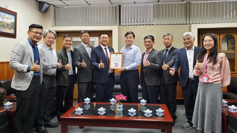 今年2月大台中建築開發公會捐贈犯罪被害人保護協會， 台中地檢署毛有增檢察長代表受贈並致贈感謝狀。