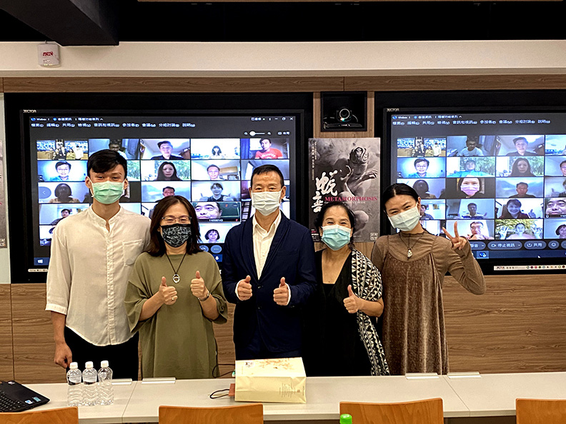 《藝文大師講座》邀請文學、歷史、藝術、音樂、設計、建築、表演等領域大師開講。當代傳奇劇場：藝術總監吳興國、行政總監林秀偉演講。