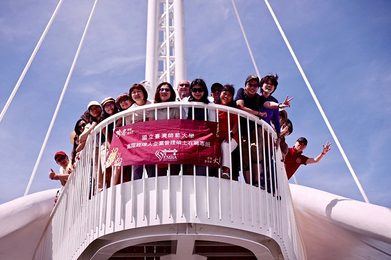 疫情使得國際面的交流受阻，臺師大EMBA改為實地走訪國內特色企業，深度扣連地方脈動並串聯管理實務。