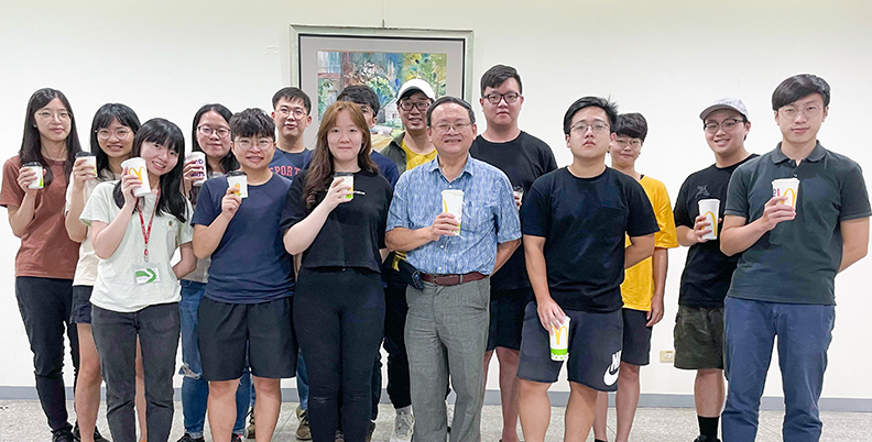 江伯源教授與食品加工研究室成員