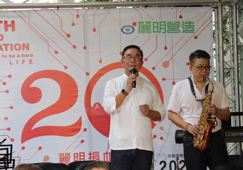 麗明營造董事長吳春山在捐血現場獻「聲」。麗明營造提供