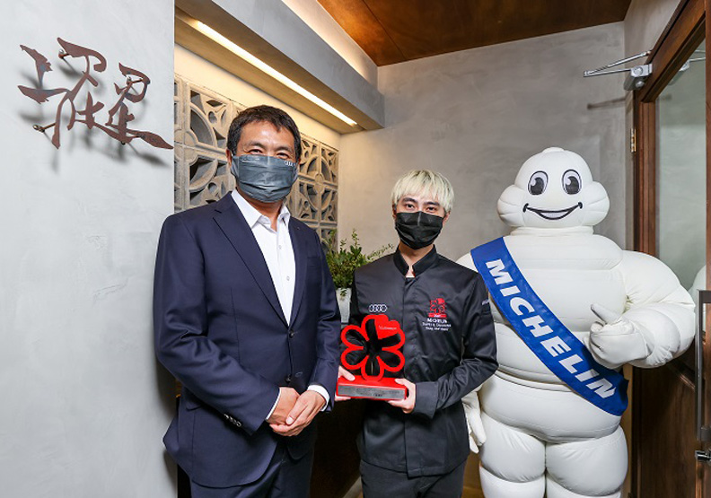 澀主廚林佾華由台灣奧迪行銷處長石田英明(左)手中接下米其林指南年輕主廚大獎。取自米其林官網