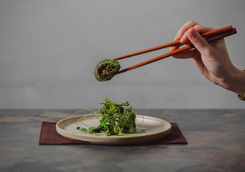 澀版本的草仔粿:外皮以艾草或鼠麴草汁及糯米粉製成,內餡以鹹豬肉、清水的菜圃絲、乾香菇炒製後燙熟炸過,搭上艾草青醬、桔醬以及酒釀白乳酪製成的醬汁。取自澀臉書