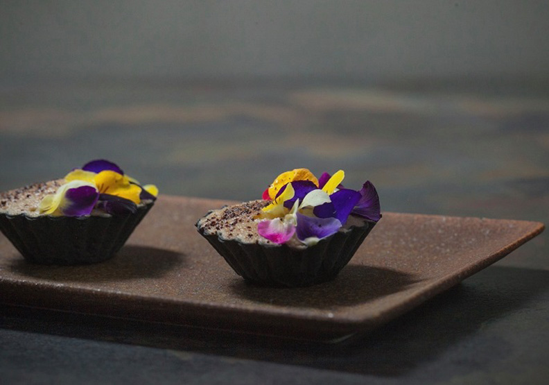 澀的竹炭塔,底層是蘆筍與醃漬嫩薑沙拉,上層是茄子幕斯加上黑蒜粉。取自澀臉書