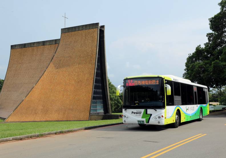 四方電巴駛入東海大學校園,兼具環保與便利。張智傑攝