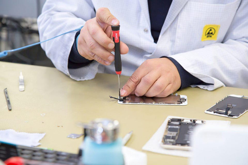 技術人員整新智能手機。取自創新拿鐵。圖片來源:Forbes