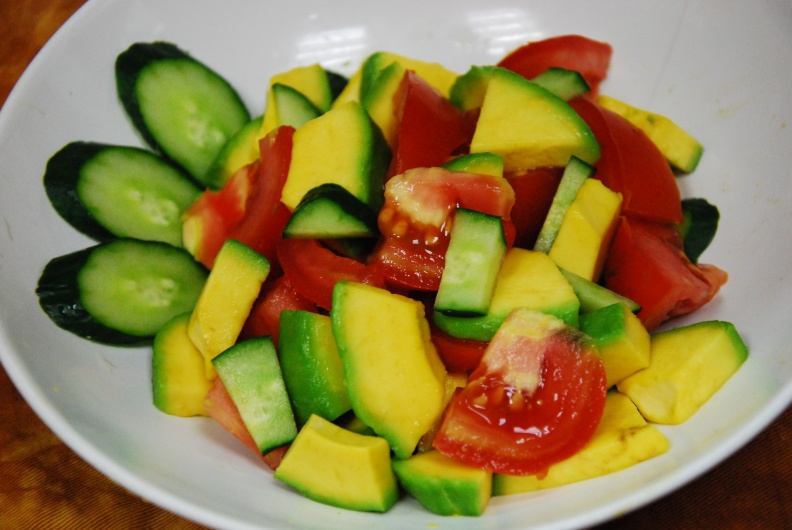 加入小黃瓜、番茄,就能製作成好吃的酪梨沙拉。農業兒童網提供