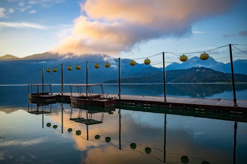 清晨的蔣公碼頭，日出光線照耀在平靜的湖畔，形成一道唯美的朝霞。涵碧樓提供