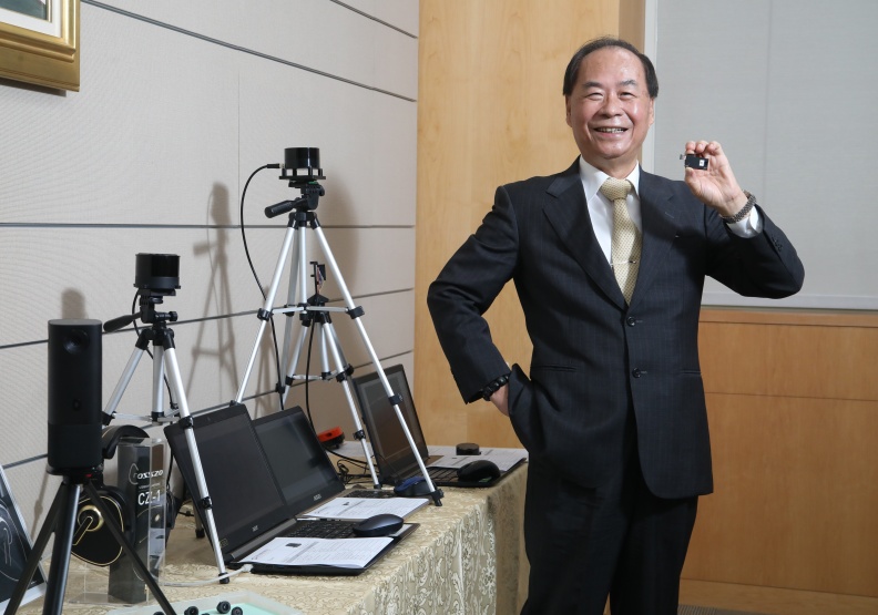 一手創辦亞光的賴以仁是個業務狂人，他自嘲過去每年在台灣加起來的時間恐怕連一個月都不到，遇上疫情無法出國考察、介紹產品，連自己都有點不習慣。