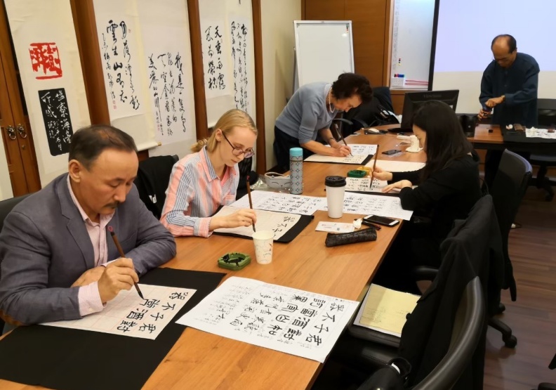 教育部推動「優華語計畫」，由國內大學推派台灣華教老師赴美，搶攻中國孔子學院退場後的市場空缺。圖為外國學生在台灣老師指導下練習書法。政大提供