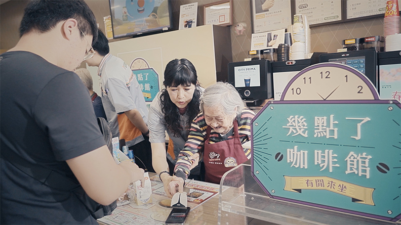 圖說：7-ELEVEN「幾點了咖啡館」創造相當於近千萬價值的社會影響力，透過影片紀錄下長輩們溫暖的互動。