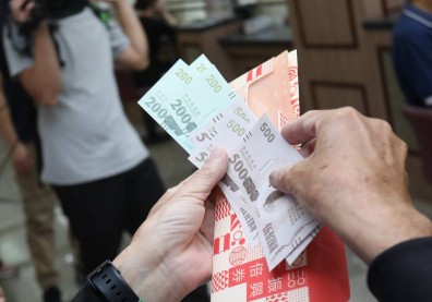 五倍券2000億元效益恐太樂觀？學者：「這時點」用完券最能救經濟