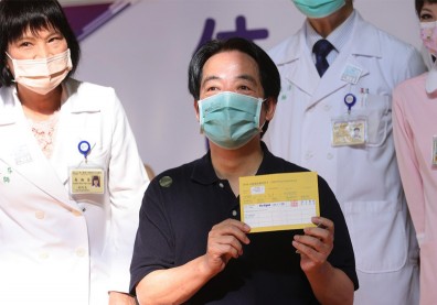賴清德獻手臂打高端！接種完比讚籲：打疫苗保護自己、保護家人
