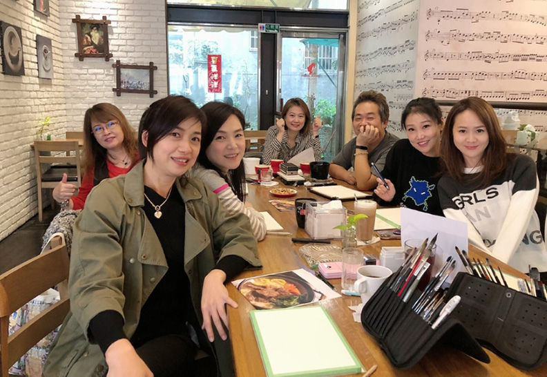 每週五下午的繪畫課，是張鳳書可以放鬆心情的珍貴時光。