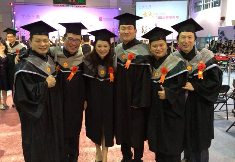 40歲之後重返校園，張鳳書不僅完成台大EMBA學業，還結交許多不同領域的好友。她說，不要害怕歸零，永遠把自己放在不懂的位置。（張鳳書提供）