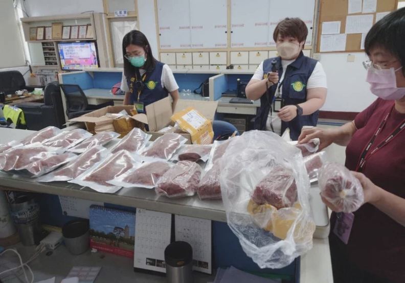 高雄岡山一處工廠移工宿舍，日前發現17公斤可疑肉品，全數由警方查扣，經相關單位檢驗，其中10.71公斤雞肉乾疑似混雜豬肉，驗出非洲豬瘟病毒。聯合新聞網提供