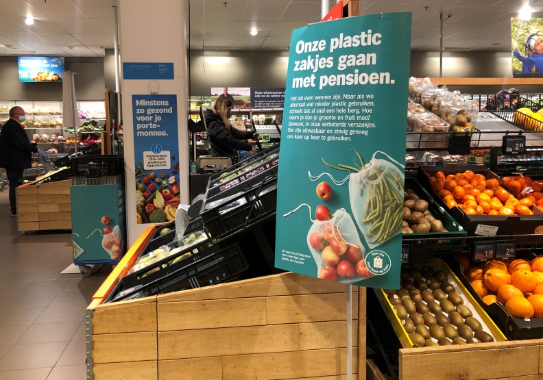 荷蘭超市龍頭業者Albert Heijn，近期推出不再使用塑膠袋，改用能重複使用的尼龍袋。余柔璇攝