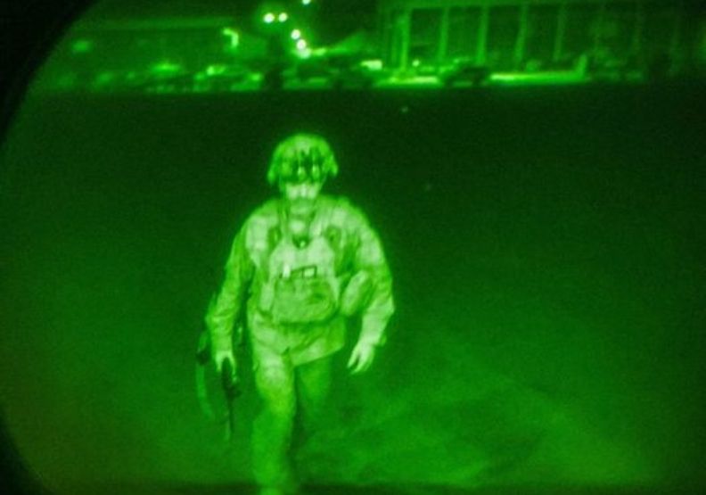 最後登上撤離班機的士兵，是第82空降師指揮官多納休少將。取自U.S. Department of Defense (DoD) 臉書。