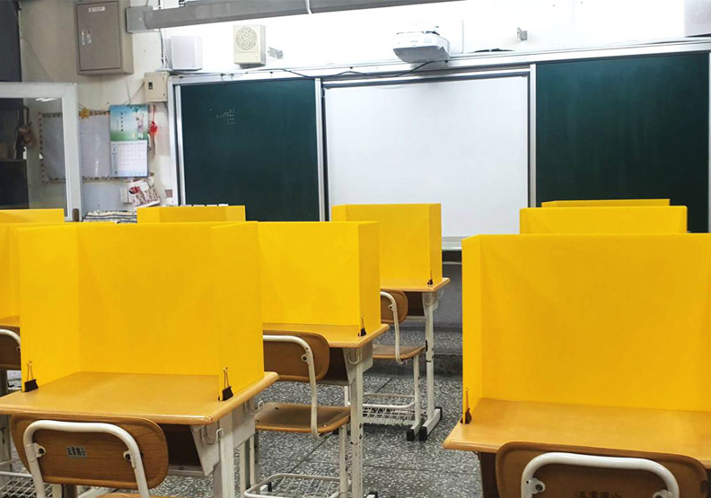 校園隔板。取自蔣萬安臉書