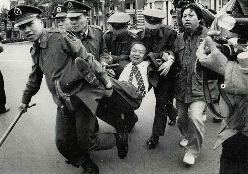 黃信介被強制抬出總統府。羅旭光攝