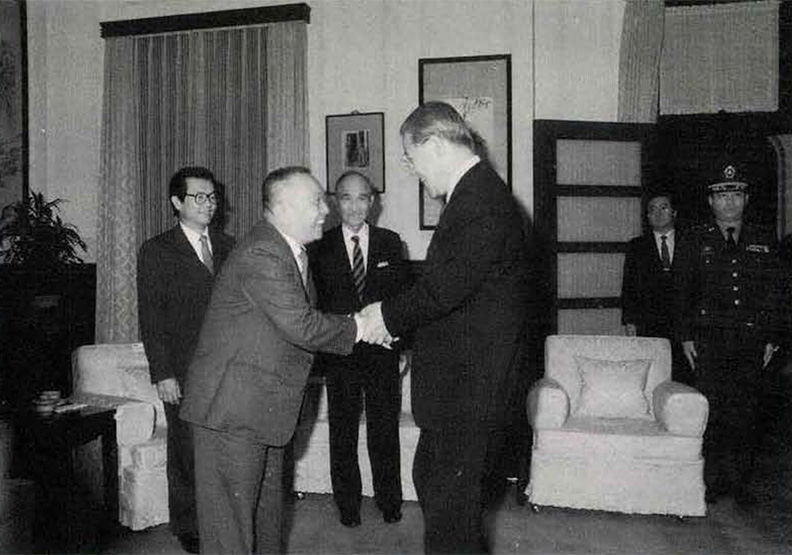 黃信介被強制抬出總統府；不久後，又應李登輝之邀風光邁入總統府。遠見資料照