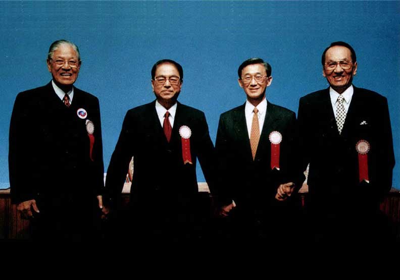 台灣首次舉行公民直選總統，不同黨派的政見分歧竟然是「國家認同」問題。