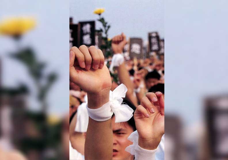 白曉燕命案引爆出的大遊行，高舉的拳頭代表著人民對政府無能保護的憤怒及對正義的渴求。黃明偉攝