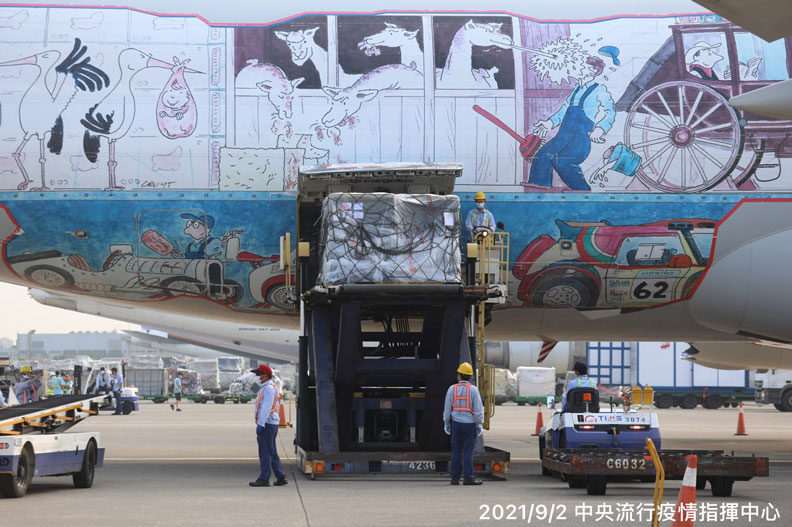 這次抵台的BNT疫苗共約93萬劑,為多劑型包裝、每瓶6人份。須於攝氏-60至-90度超低溫冷凍保存,若轉置到2至8度冷藏設備可保存1個月,效期至明年1月15日。中央流行疫情指揮中心提供