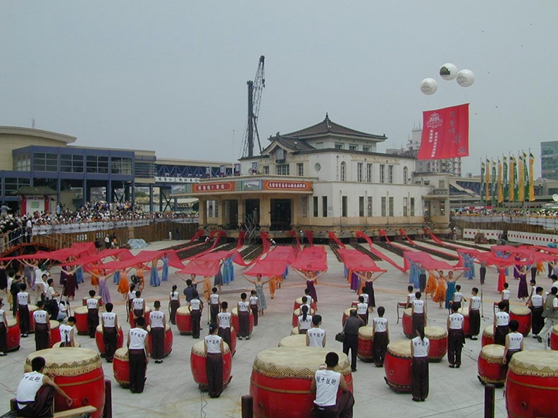 2002 年高雄火車站遷移開工典禮。