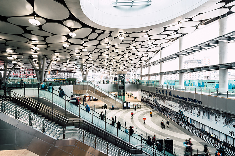 新高雄車站從天井垂降下來的橢圓形燈，彷彿是廟埕上一盞盞璀璨的燈籠。 ( 攝影陳建豪 )