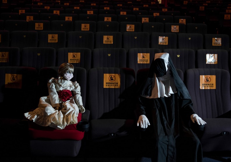 片商華納兄弟為了宣傳《疾厄》，邀請了安娜貝爾與鬼修女出席首映會。Warner Bros.