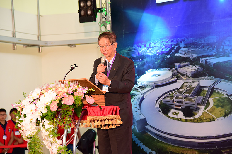 中央研究院前院長李遠哲在台灣光子源啟用典禮呼籲政府加速支持建造光速線。